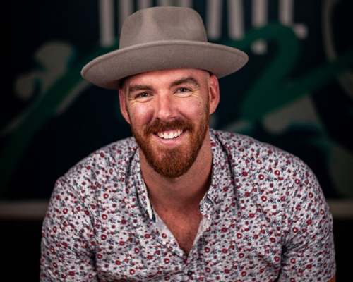 Man+wearing+a+hat+smiling
